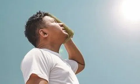 Các bác sĩ chỉ rõ: 4 sai lầm mùa hè khiến máu “đặc lại”, dễ đột quỵ bất ngờ