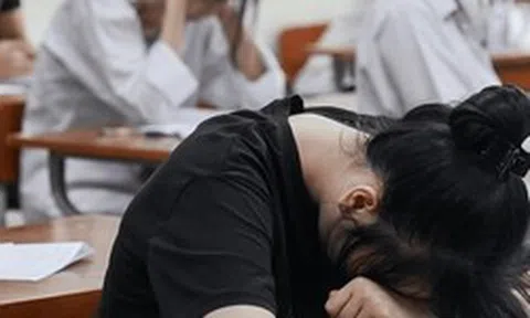 1 chi tiết trong bảng điểm thi vào lớp 10 của em gái khiến người chị bủn rủn tay chân: "Tôi không còn tâm trạng làm gì nữa"
