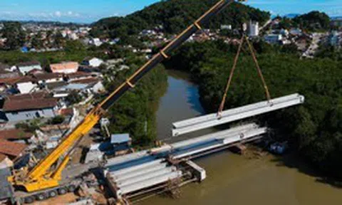Phát hiện một 'cánh tay thép' đang xoay trục, nâng 72 dầm bê tông nặng 15 tấn vào đúng vị trí: Công trình 5,3 triệu USD dần lộ diện