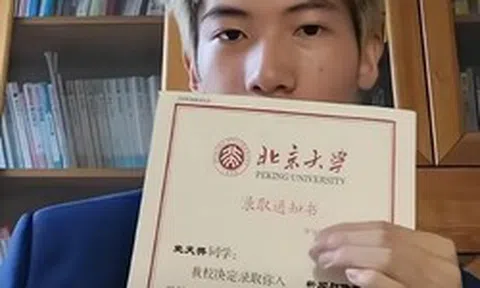 Chàng trai tóc vàng gây sốt vì đỗ Đại học Bắc Kinh dù "chỉ ôn 1 ngày", bị mỉa mai "ra trường đi giao đồ ăn"