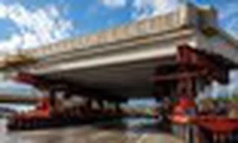 Phát hiện những "cỗ xe khổng lồ" âm thầm dịch chuyển các khối bê tông vào đúng vị trí, sau 12 tiếng một công trình giao thông huyết mạch được hình thành