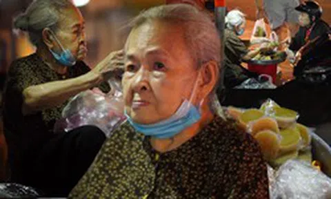 Cụ bà 90 tuổi bán bánh rong giữa trung tâm TP.HCM: "Bà còn mần được thì bà vẫn mần"