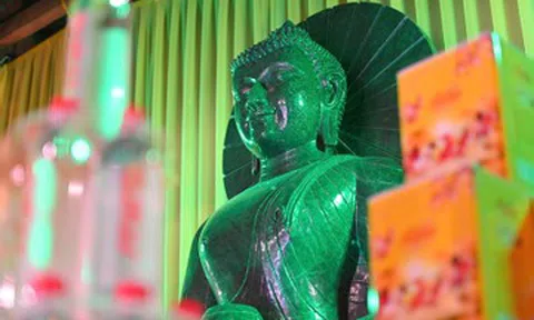 Ngắm tượng Phật bằng ngọc bích nguyên khối lớn nhất Việt Nam tại chùa Quỳnh Lâm