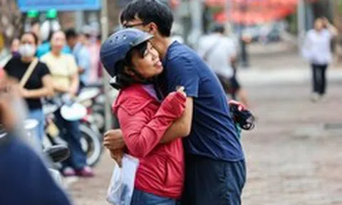 Nụ hôn, cái ôm và những khoảnh khắc xúc động trước cổng trường thi tốt nghiệp