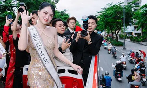 Hoa hậu Hương Giang cùng ê-kíp diễu hành bằng xe buýt 2 tầng có cần xin phép?