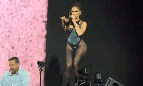 Ca sĩ Jennifer Lopez hở bạo, trình diễn bốc lửa ở tuổi 57