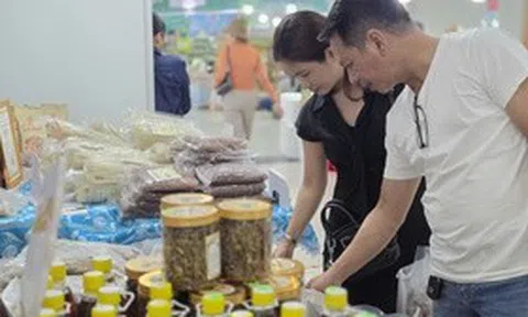 Hàng giá rẻ bủa vây trên "chợ điện tử", hàng Việt giữ khách bằng gì?