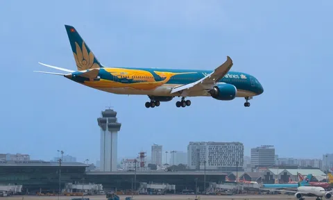 Cổ phiếu Vietnam Airlines tăng dựng đứng