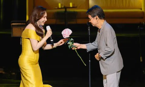 Nhạc sĩ Đức Huy U80 vẫn ga lăng, làm điều đặc biệt cho Hồ Quỳnh Hương