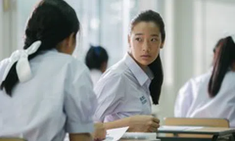 Trung Quốc: Thấy thí sinh cứ nhìn chằm chằm vào cục tẩy trên bàn, giám thị liền kiểm tra, bất ngờ phát hiện đường dây gian lận tinh vi!