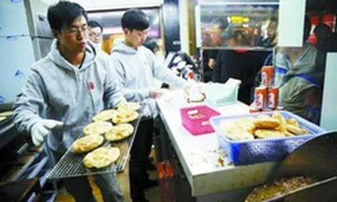 Phát hiện 3 kỹ sư trẻ bỏ việc lương cao, kiếm hơn 39 triệu đồng/ngày nhờ đi bán bánh mì kẹp thịt