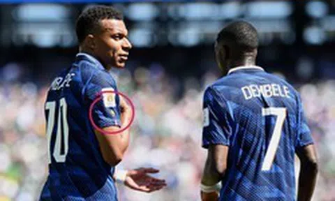 Tại sao Mbappe mặc áo một mình một kiểu ở World Cup?