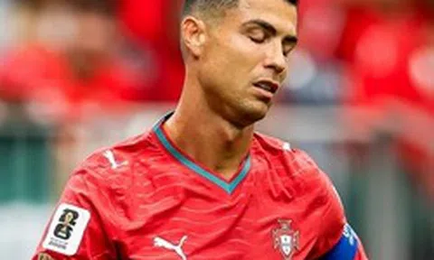 Những con số không thể tin được của Ronaldo: 3 cú sút, 0 trúng đích, chạm bóng ít kỷ lục