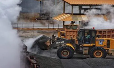 Điều động xe cẩu, máy xúc rầm rộ khai khác ‘kho báu’ lớn nhất thế giới, Trung Quốc bất ngờ ra cảnh báo rắn khi nước láng giềng ‘ngáng chân’