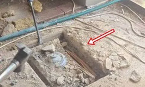 Kéo sợi dây lạ nhô lên từ nền nhà, người thợ không ngờ thứ xuất hiện sau đó trị giá hơn 70 tỷ đồng