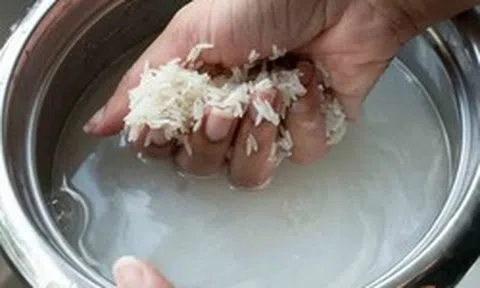 Có nhất thiết phải vo gạo trước khi nấu không? Bác sĩ cảnh báo 4 sai lầm khi vo gạo vừa bẩn vừa hại