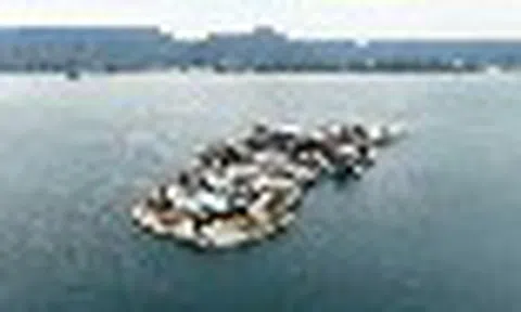 Phát hiện Nhật Bản cắm hàng trăm cọc thép bê tông xuống biển, nối đảo thành ‘pháo đài’ 90.000 m2, cung cấp vật liệu cho cả nước
