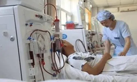 Uống nước thấy xuất hiện 4 dấu hiệu này, bác sĩ cảnh báo: Chức năng thận suy giảm, bệnh thận đang "cận kề"