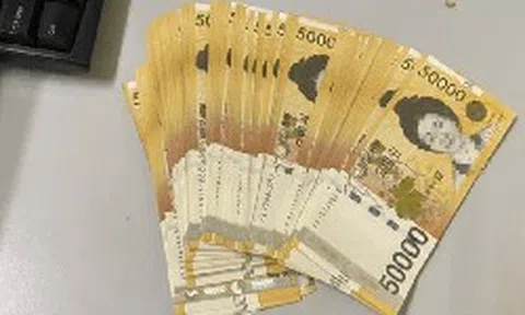 Phát hiện bọc tiền gần 100 triệu đồng gồm 100 tờ tiền mệnh giá 50.000 won nằm chơ vơ trên xe đẩy hành lý, Cảng Hàng không quốc tế Nội Bài lập tức xác minh