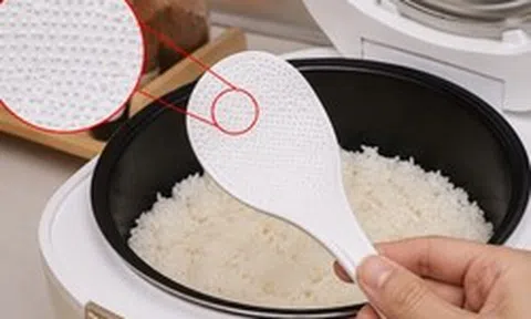 Vì sao muôi xới cơm luôn có nhiều hạt li ti nổi trên mặt?