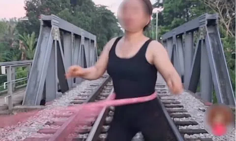 Clip người phụ nữ thản nhiên lắc vòng giữa đường ray tàu hỏa và cái kết