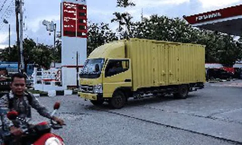 Xếp hàng 10 tiếng chưa chắc đã đổ được xăng, mất điện triền miên cả tuần: Chuyện gì đang diễn ra tại nền kinh tế lớn nhất Đông Nam Á?