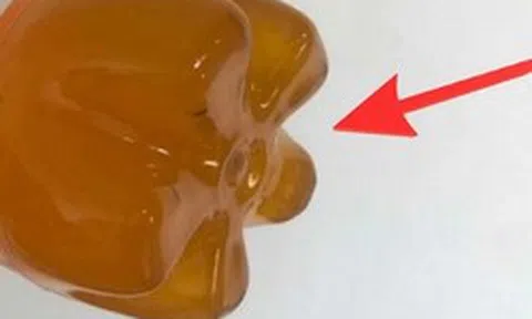Tại sao đáy chai nhựa thường lồi lõm, có "5 chân"?