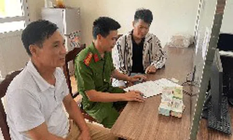 Công an điều tra số tiền 500 triệu đồng chuyển tới tài khoản của Trần Quang Tuyến SN 1995, một người đàn ông SN 1961 có liên quan