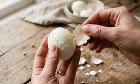 Mẹo bóc vỏ trứng luộc cực nhanh