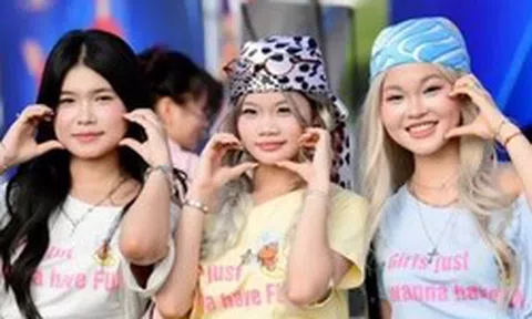 Hàng nghìn fan nữ biến concert Thanh xuân thành sàn diễn thời trang