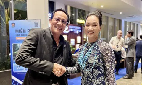 NSND Lê Khanh hội ngộ NSƯT Hoàng Hải, dàn sao 'Mưa đỏ' ở LHP Châu Á Đà Nẵng