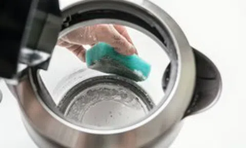 Ấm siêu tốc bẩn đến mấy cũng sạch bong nhờ 2 nguyên liệu rẻ tiền ai cũng có