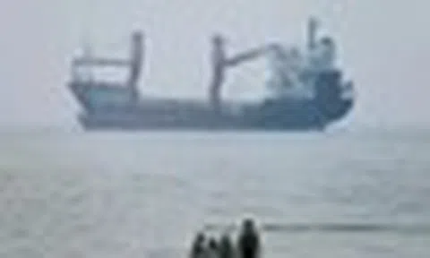 Truyền thông Iran đưa tin tàu container mắc cạn ở eo biển Hormuz