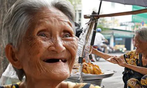 "Bà Tai Yến cô đơn" 19 năm lặng lẽ bán bánh giữa trung tâm TP.HCM để thực hiện lời hứa với con