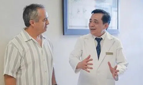 Không chờ phẫu thuật tại Úc, bệnh nhân ung thư vượt hàng nghìn km sang Việt Nam điều trị bằng robot tiên tiến: Kết quả ra sao?