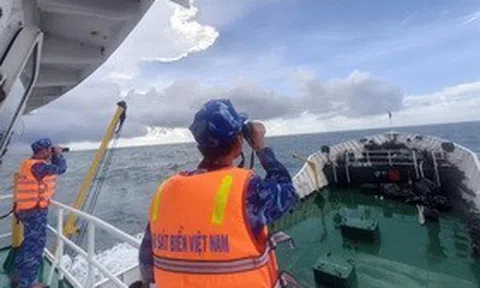 Tàu cá chìm giữa biển động ở Cô Tô, khẩn trương tìm kiếm ngư dân mất tích