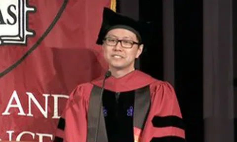 Chàng trai 2 lần bị trường đại học từ chối nay trở thành tiến sĩ Harvard, bài phát biểu gây xúc động