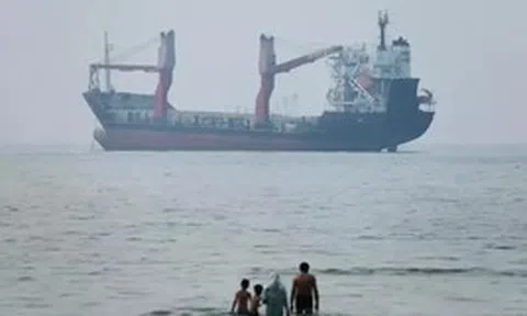 Truyền thông Iran đưa tin tàu container mắc cạn ở eo biển Hormuz