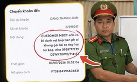 Nhặt được ví và thẻ ngân hàng, Đại úy Công an ở TP.HCM dùng giao dịch 1.000 đồng để gửi "tin nhắn" cho người đánh rơi