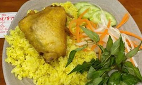 Gần 50 người đau bụng, nôn ói phải nhập viện sau ăn cơm gà ở Cam Ranh