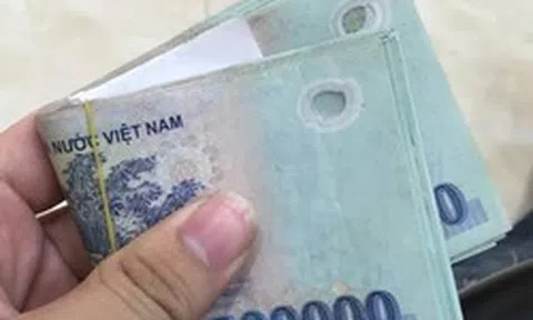 Công an điều tra cọc tiền mặt 50 triệu đồng nằm chỏng chơ bên đường, người đàn ông SN 1990 phải làm việc với cơ quan chức năng