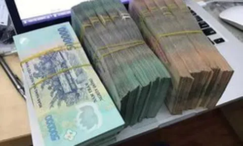 Phát hiện chiếc cặp màu tím chứa 500 triệu đồng tiền mặt với nhiều mệnh giá nằm chơ vơ trên Đại lộ Hoa Lư