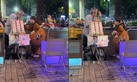 Clip cậu bé bán kẹo mua ủng hộ cụ ông bán vé số khiến dân mạng chảy nước mắt