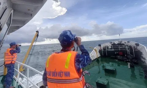 Tàu cá chìm giữa biển động ở Cô Tô, khẩn trương tìm kiếm ngư dân mất tích
