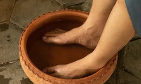 Cụ ông 65 tuổi ngâm chân nước muối mỗi ngày, 5 tháng bác sĩ kinh ngạc :"90% mọi người không làm được như ông"