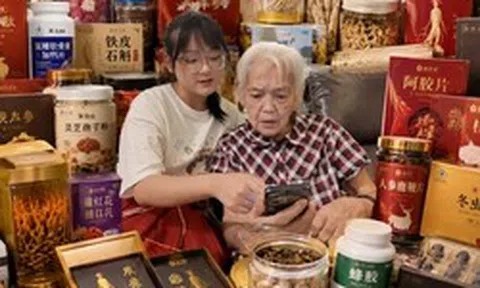 770.000 tin nhắn từ 1.900 nhóm chat bủa vây một cụ bà: Bên trong chiêu lùa người già mua thuốc bổ ở Trung Quốc
