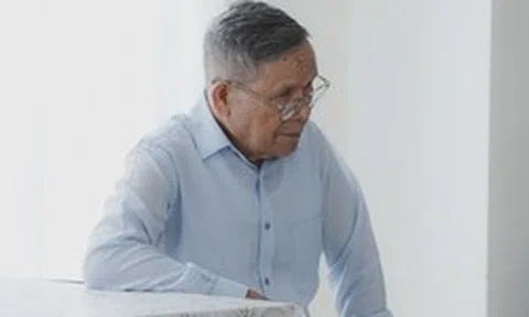 Một người đàn ông lớn tuổi đã may mắn thoát khỏi việc bị lừa mất 1,8 tỷ đồng tiền tiết kiệm nhờ nhân viên ngân hàng