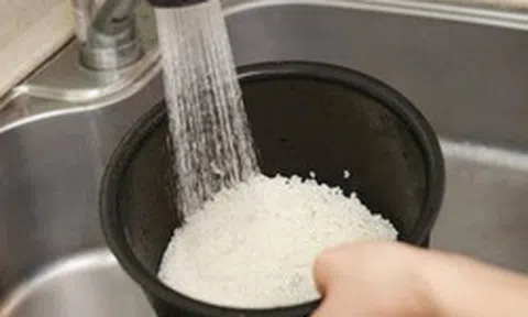 Lời khuyên cho những ai thường vo gạo trong nồi cơm