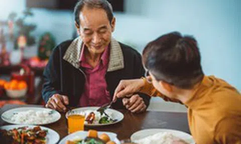 Phát hiện người đàn ông 65 tuổi đều đặn chi tiền mỗi sáng, tổng cộng gần 500 triệu đồng chỉ để "cho không" người lạ