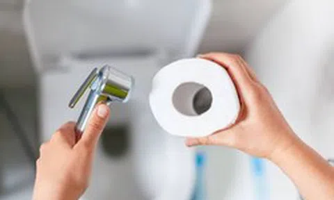 Dùng giấy vệ sinh hay vòi xịt tốt hơn?